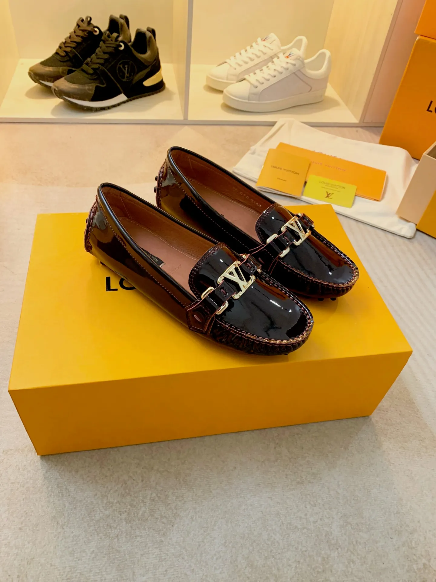 p460💰Couple model❤️🇫🇷 𝙇𝙤𝙪𝙞𝙨 𝙑𝙪𝙞𝙩𝙩𝙤𝙣 🇫🇷Louis Vuitton 2023 Classic𝓛𝓿 𝓣𝓻𝓪𝓲𝓷𝓮𝓻 Sports Series ➪➪➪¯ [Arizona Doudou Shoes Series] ▪️▪️▪️Arizona slip-on shoes are made of Monogram Eclipse canvas. Its hand-painted and dyed edges and hand-sewn uppers fully demonstrate Louis Vuitton's traditional shoemaking craftsmanship. This slip-on shoe is very lightweight. The integrated tongue and upper make it particularly comfortable and flexible. The soft outsole is equipped with rubber padding. Decorated with matching sash. Detailed features: ☑️Monogram Eclipse canvas ☑️Black Eclipse pattern ☑️Hand-painted shoe edges ☑️Hand-sewn uppers (each pair takes time to process) ☑️Integrated tongue and upper construction ☑️Outsole equipped with rubber lining ☑️size: 35_46